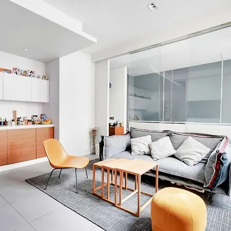 Chic Parisian In Le Marais - De Paris