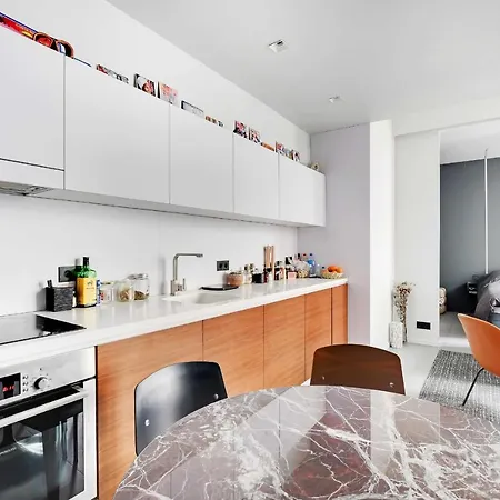 Chic Parisian In Le Marais - De Paris