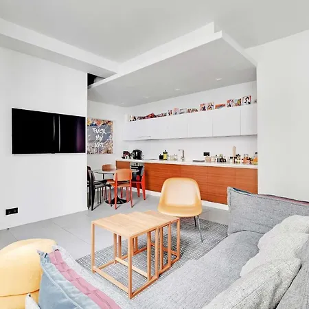 Chic Parisian In Le Marais - De *