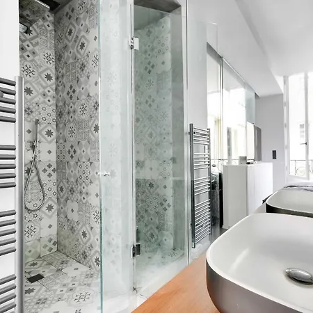 Chic Parisian In Le Marais - De